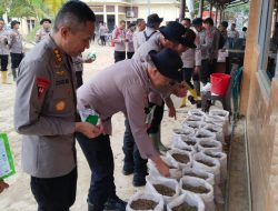 Manfaatkan Lumpur Banjir, Kapolda Aceh Serahkan Ribuan Karung Tanam Untuk Masyarakat Aceh Tamiang