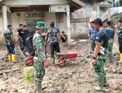 Prajurit Yon Kav 11/MSC dan Kodim 0103/Aut Saling Bahu Membersihkan Lumpur di Musola Alwaliah