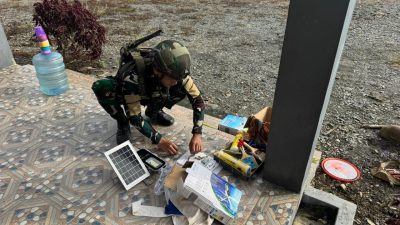 Binter TNI Gerejaku Terang Satgas Yonif 521/DY Berikan Bantuan Penerangan Lampu Solar Cell di Gereja GKI Yoska Yudea Distrik Benawa