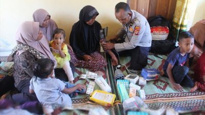Polres Aceh Barat Gelar Pengobatan Gratis dan Salurkan Bantuan Sembako untuk Warga Wilayah Terpencil