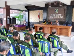 Babinsa Sembulung Laksanakan Komsos Bersama Linmas, Perkuat Sinergi Jaga Kamtibmas Desa  Cluring – Babinsa Desa Sembulung Koramil 0825/07 Cluring Serda Wahyudi Hidayat melaksanakan kegiatan komunikasi sosial (komsos) bersama anggota Perlindungan Masyarakat (Linmas) Desa Sembulung, Kecamatan Cluring, Kabupaten Banyuwangi, sebagai upaya memperkuat sinergi dalam menjaga keamanan dan ketertiban masyarakat (kamtibmas), Kamis 15 Januari 2026  Dalam kegiatan tersebut, Serda Wahyudi Hidayat memberikan penekanan kepada anggota Linmas agar senantiasa berperan aktif dalam menjaga stabilitas keamanan dan ketertiban di lingkungan desa. Menurutnya, Linmas memiliki peran strategis sebagai garda terdepan dalam membantu menciptakan situasi desa yang aman, tertib, dan kondusif.  “Linmas merupakan bagian penting dalam sistem keamanan desa. Diharapkan mampu berpartisipasi aktif serta menjadi ujung tombak dalam tiga pilar desa sebagai sumber informasi yang cepat dan akurat,” ujar Serda Wahyudi.  Ia juga menambahkan bahwa melalui peran aktif Linmas, Babinsa dapat lebih optimal dalam melaksanakan deteksi dini dan cegah dini (ceni dan deni) terhadap berbagai potensi gangguan keamanan yang dapat mengganggu kondusifitas wilayah.  Kegiatan komsos ini sekaligus menjadi sarana untuk mempererat hubungan antara TNI dan komponen masyarakat, khususnya Linmas, sehingga tercipta kerja sama yang solid dalam menjaga keamanan dan ketertiban di wilayah Desa Sembulung.  Dengan adanya sinergi yang baik antara Babinsa, Linmas, dan unsur tiga pilar desa lainnya, diharapkan situasi kamtibmas di Desa Sembulung dapat terus terjaga dengan aman dan kondusif.  Ratri