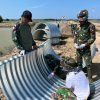 Anggota Koramil 09/Snd Bersama Yonzipur Laksanakan Penurunan dan Perakitan Jembatan Armco di Desa Alue Capli