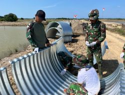 Anggota Koramil 09/Snd Bersama Yonzipur Laksanakan Penurunan dan Perakitan Jembatan Armco di Desa Alue Capli