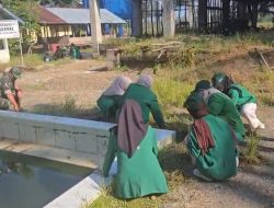 TNI dan Mahasiswa UNIMAL Bersihkan Meunasah Blang Buloh Pasca Banjir