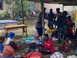 Hadir di Tengah Duka Satgas Yonif 521/DY Turut Belasungkawa Bersama Warga di Distrik Apalapsili