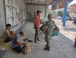 Sempatkan Waktu Senggang, Babinsa Kratonan Komsos Dengan Penjual Es Balok