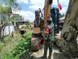 Saluran Tersumbat Dibersihkan, Babinsa Dampingi Pemulihan Desa Matang Jrok