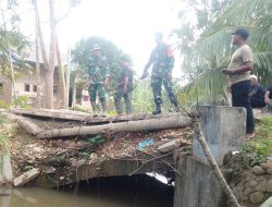 Danramil 09/Nurussalam Tinjau Kondisi Jembatan Rusak di Desa Kedundong
