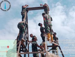 Babinsa Koramil 10/Simpang Jernih Bersama Yon TP 853/BRB Laksanakan Pengecatan Menara Jembatan Gantung