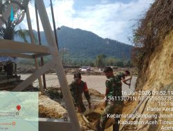 Di Bawah Terik Matahari, TNI Perkuat Menara Jembatan Gantung Pante Kera