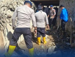 Personel Polsek Silih Nara dan BKO Brimob Bersama Bersihkan Puing-puing Pascabencana di Aceh Tengah