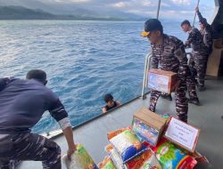 KRI Dorang-874 Salurkan Bantuan Korban Banjir Bandang di Desa Doitia, Halmahera Barat