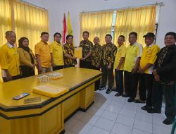 Darlian Pone Kembalikan Formulir Pendaftaran Calon Ketua DPD Partai Golkar Kabupaten Way Kanan