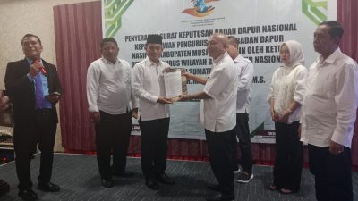 DR.Rahidin Serahkan SK Badan Dapur Nasional Wilayah Muba ke Iwan Aldes S.Sos.Msi
