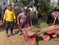 Pulihkan Sekolah Pascabanjir Bandang, Polres Bireuen Gotong Royong Bersihkan SD Negeri 11 Kutablang