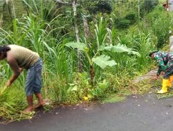 TNI dan Warga Kompak Bersih-bersih Jalan dan Parit di Desa Surenlor Trenggalek