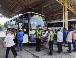Satlantas Polres Gresik Prioritaskan Keselamatan, Ramp Check dan Sapa Driver