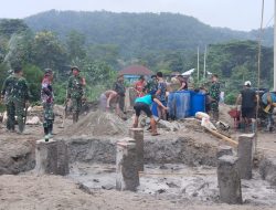 Kompak, TNI dan Warga Desa Pusar Kebut Pembangunan Jembatan Gantung Sungai Ogan