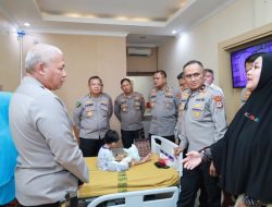 Bertemu Saat Banjir Rob Sei Tabuk, Kapolda Kalsel Berikan Bantuan Biaya Pengobatan Anak Yatim Piatu Korban Laka Lantas