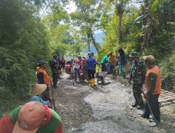 TNI dan Warga Benahi Jalan Rusak di Trenggalek