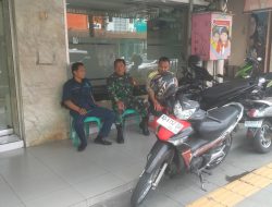 Ciptakan Kedekatan dan Jalin Silaturahmi, Babinsa Kemlayan Selipkan Pesan Keamanan Kepada Security