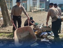 Polres Aceh Utara dan BKO Brimob Polda Banten Bersihkan Sekolah Terdampak Banjir