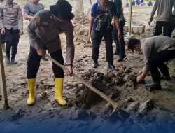 Polsek Silih Nara Bersama Masyarakat Laksanakan Gotong Royong Pemulihan Jalan Terdampak Tanah Longsor