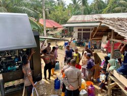 Pemulihan Pascabencana, Polres Aceh Timur Beri Layanan Air Bersih di Julok