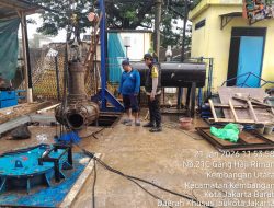 Antisipasi Banjir, Bhabinkamtibmas Kembangan Utara Cek Rumah Pompa dan Debit Air Kali Angke