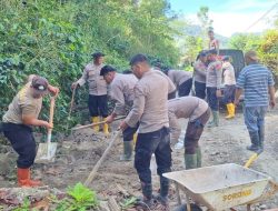 Personel Polri dan Masyarakat Gelar Gotong Royong Pembersihan Pasca Tanah Longsor