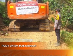 Alat Berat Beko Polri Dikerahkan Bersihkan Bahu Jalan Pascabanjir