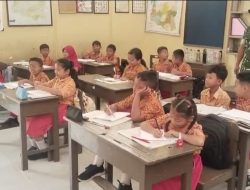Tanamkan Disiplin Sejak Dini, Batuud Koramil 12/Simo Latih PBB Siswa MAN 1 Simo