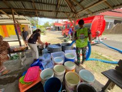 Kesulitan Air Bersih Pascabencana, TNI AD Suplai 12.000 Liter Air untuk Warga Padang