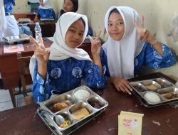 Siswa SMP Negeri 1 Donomulyo Antusias Sambut Program MBG, Anak-anak Tampak Menikmati dengan Penuh Semangat