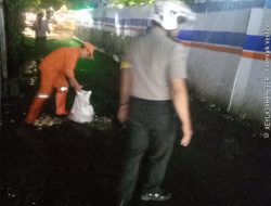 Peduli Keselamatan Warga, Bhabinkamtibmas Duri Selatan Bersama PPSU Timbun Lubang Jalan