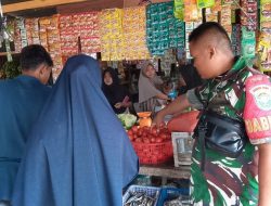 Babinsa Turun ke Pasar Pasca Banjir, Kawal Stabilitas Harga Sembako di Keude Alue Bungkoh