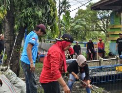 Aksi Nyata ‘Merawat Pertiwi’, Fraksi PDI Perjuangan DPRD Lamongan Terjun Langsung Bersihkan Kali Konang