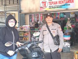 Personil Polsek Ngabang Laksanakan Sambang Dialogis Kepada Masyarakat Yang Sedang Melaksanakan Aktivitas Untuk Berikan Pesan Kamtibmas