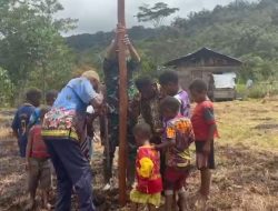 Pos Serambakon Satgas Yonif 751/VJS Pasang Lampu Tenaga Surya di Kampung Mersibil: Malam Kini Terang, Warga Lebih Aman