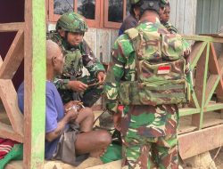 Pos Parim Satgas Yonif 751/VJS Gelar Pengobatan Door to Door di Kampung Kakopom