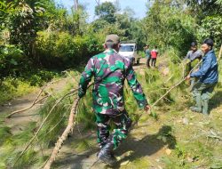 Jalur Bendungan Trenggalek Lumpuh, Babinsa dan Warga Bergerak Cepat