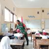 Peran Aktif Babinsa Koramil 0818/13 Kalipare Dukung Program MBG, Serda Istiono Dampingi Pembagian kepada Siswa SD di Desa Putukrejo