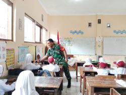 Peran Aktif Babinsa Koramil 0818/13 Kalipare Dukung Program MBG, Sertu Istiono Dampingi Pembagian kepada Siswa SD di Desa Putukrejo