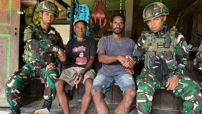 Binter TNI Kesadaran Gerak Cepat Satgas Yonif 521/DY Perbaiki Instalasi listrik di Kampung Muara Nawa