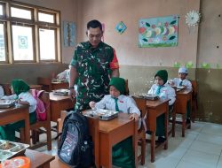Hari Kedua MBG Desa Putukrejo Berjalan Lancar, Babinsa Koramil 0818/13 Kalipare Aktif Lakukan Pendampingan