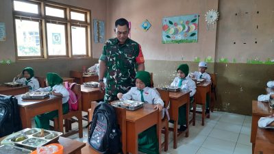 Hari Kedua MBG Desa Putukrejo Berjalan Lancar, Babinsa Koramil 0818/13 Kalipare Aktif Lakukan Pendampingan