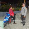 Patroli Malam Humanis, Polisi Sapa Warga yang Santai Duduk di Atas Motor