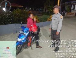 Patroli Malam Humanis, Polisi Sapa Warga yang Santai Duduk di Atas Motor