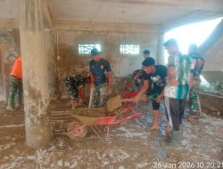 Prajurit Yon Kav 11 dan Babinsa Langkahan Bersihkan Lumpur Menasah Alukrak Kayee Pasca Banjir Bandang