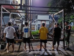 Babinsa Bersama Warga Nekat Lembur Demi Keamanan Lingkungan